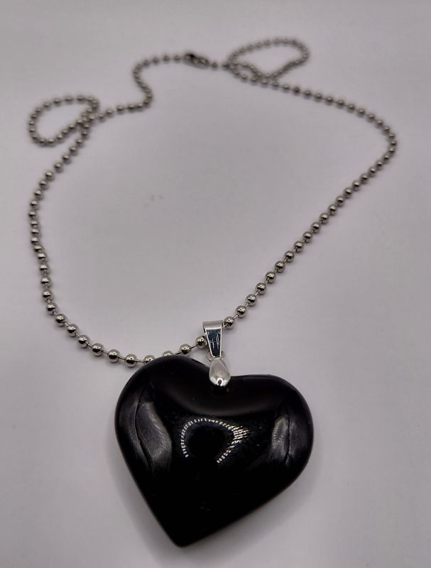 Smykke med svart hjerte