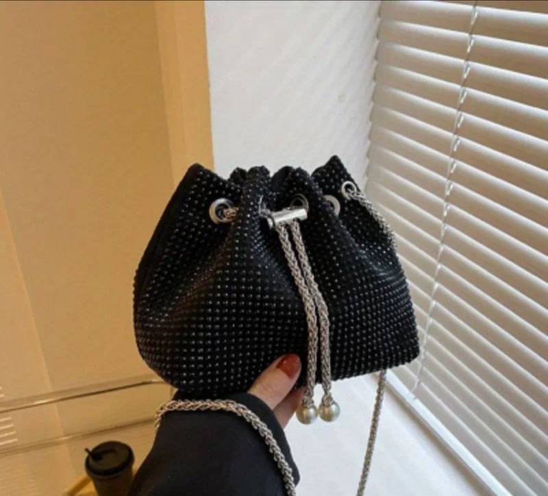 Skinnende håndveske i svart