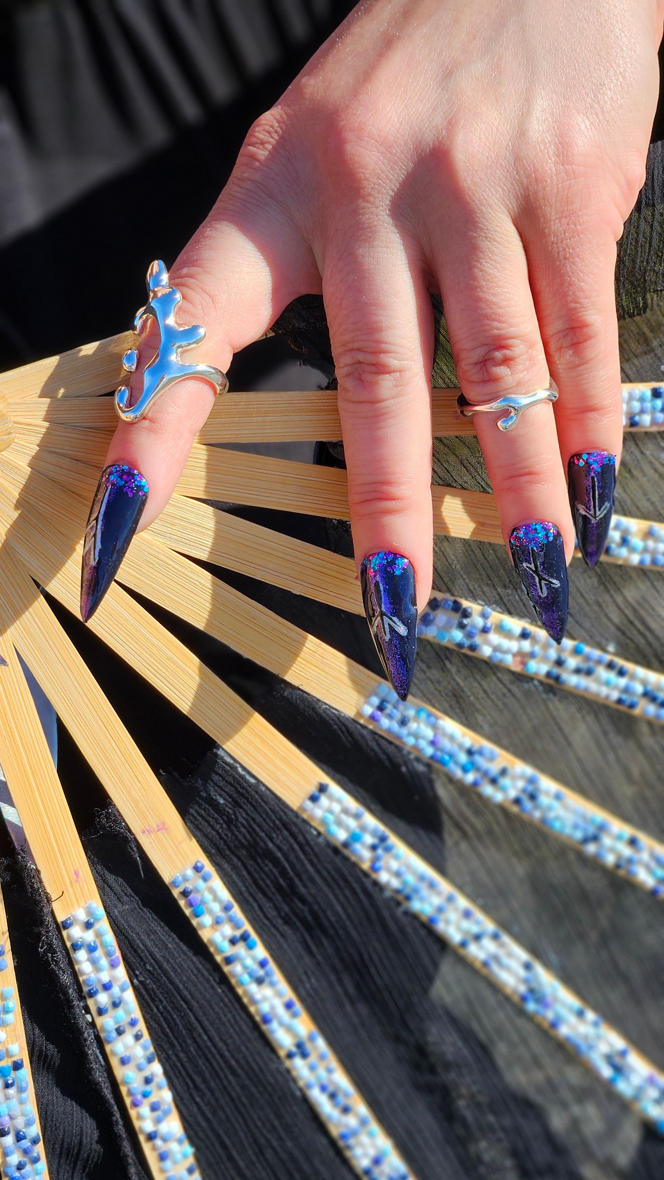 Vking Negler med Runesymboler